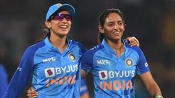 Smriti Mandhana stands by Harmanpreet Kaur as ICC takes action against  Indian skipper; watch what happened in Bangladesh | Mint