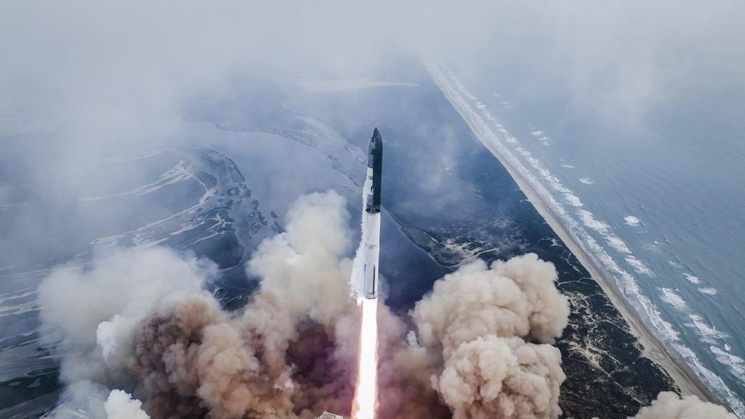 SpaceX launches mega Starship rocket
