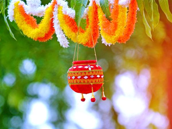 Krishna Janmashtami 2022: ऐसे सजाएं दही-हांडी की मटकी, लड्डू गोपाल हो  जाएंगें खुश | Krishna Janmashtami 2022: Tips on How to Decorate Matki in  hindi - Hindi Boldsky