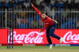 Linsey Smith shines as England spin themselves to victory against Bangledesh