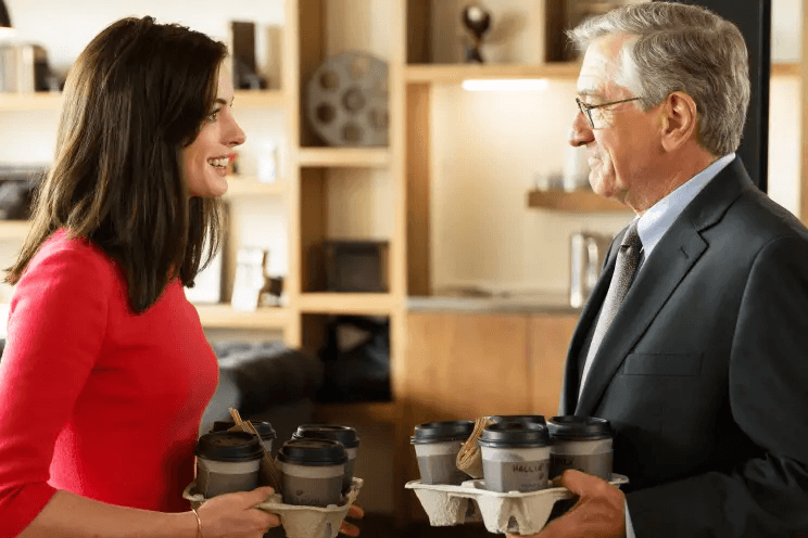 Anne Hathaway and Robert De Niro in The Intern