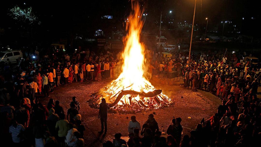 Why do we celebrate Holika Dahan before Holi? - Infocoverage.com