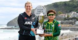 NZ and Pak Members holding T20 Trophy