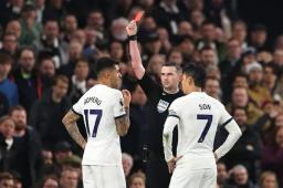Tottenham handed double blow as Cristian Romero sent off vs Chelsea and  Micky van de Ven injured - football.london
