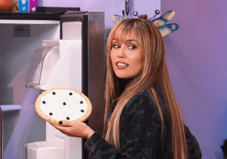 Hannah Montana with a cake