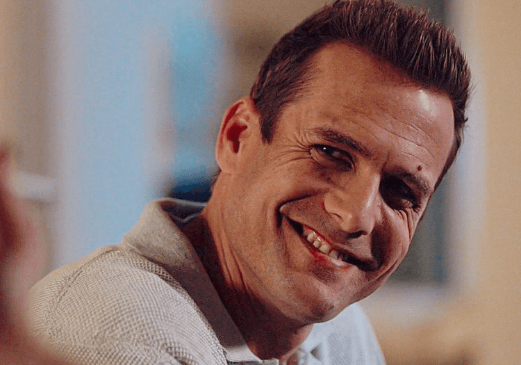 Harvey Spector miling