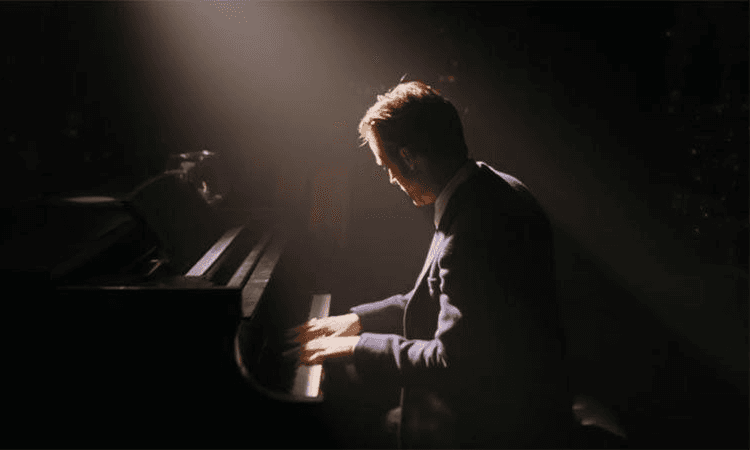 Ryan Gosling playing the intricate piano sequence