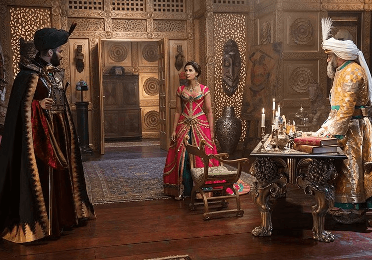 Jasmine talking to Jafar and other man