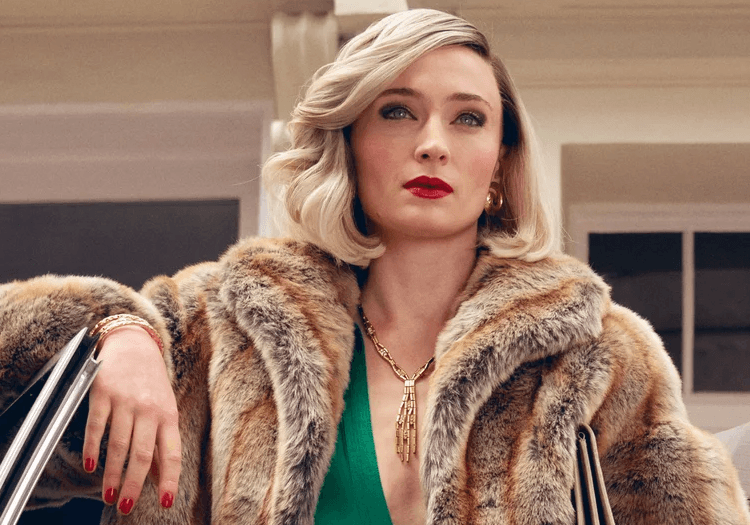 Sophie Turner standing