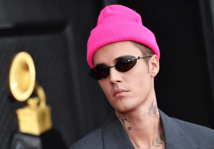 Justin Bieber in pink hat