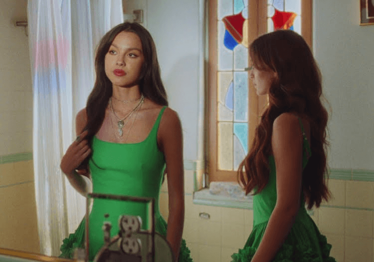 Olivia Rodrigo in deja vu MV