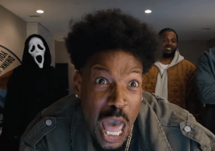 Marlon Wayanas screaming in Scary Movie 6