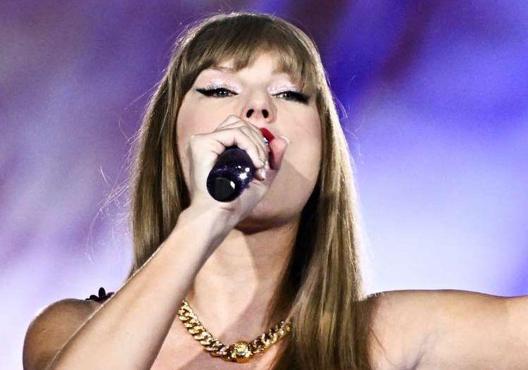 Taylor Swift performing