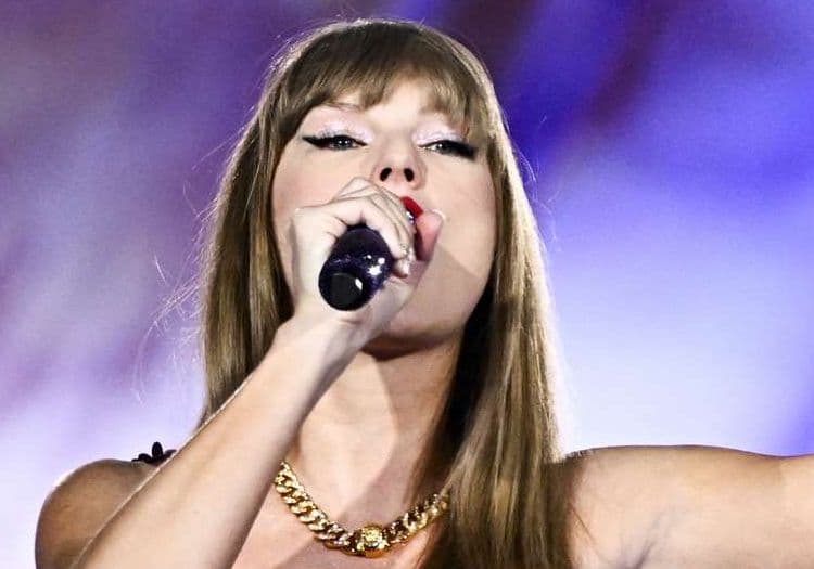 Taylor Swift performing