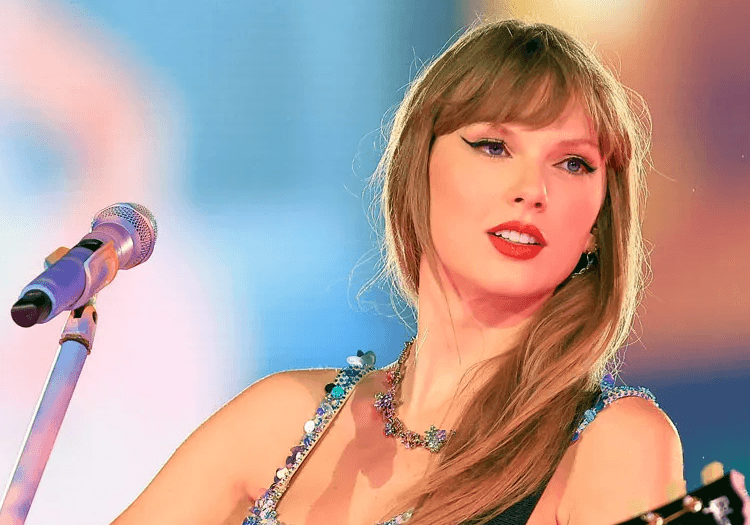 Taylor Swift singing