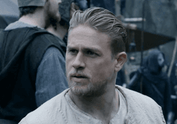 Charlie Hunnam looking in King Arthur: Legend of the Sword